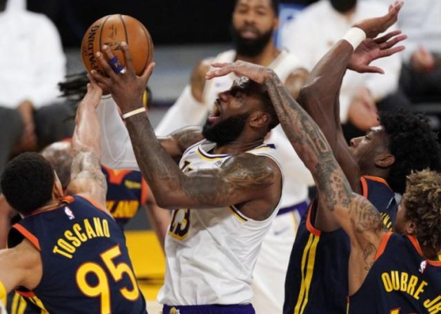 在线投注注册-詹姆斯:今晚只用出战24分钟 还需要适应无眉打法